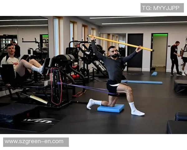 足坛巨星清晨慢跑训练全程记录展现自律与坚持精神